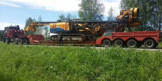 Погрузка бурильни на низкорамный трал